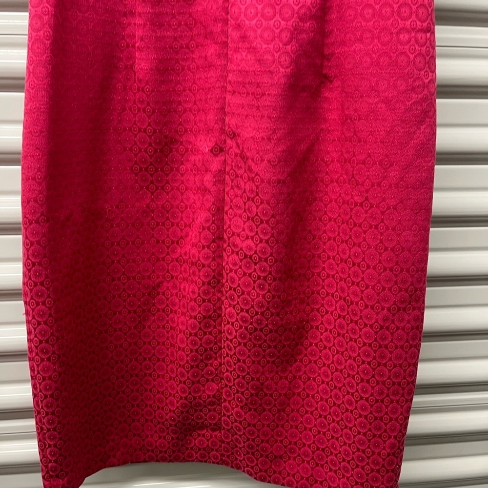 London Times Elegant Red Sleeveless Dress with Floral Accents Size 10 - Picture 6 of 7